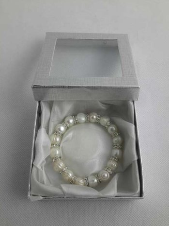 Echte zoetwater parel armband met 16 parels en tussenin strass.