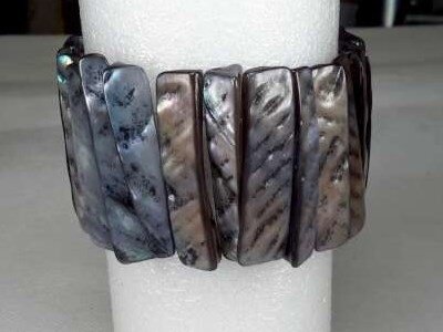 Schelp armband zwart.