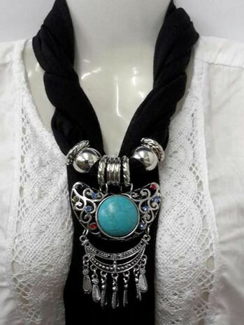 Sjaal gebroken wit met hanger: Tibetaanse geluk hanger met ronde turquoise steen.