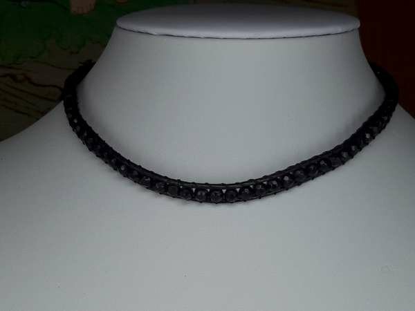 Wrap armband, bruin leer, ronde Howliet (Magnesiet) edelstenen kralen