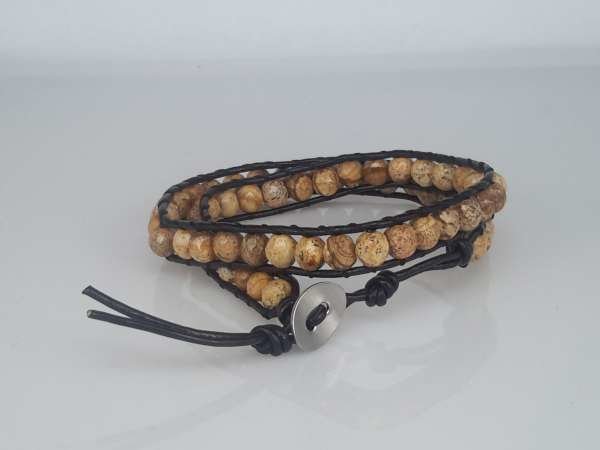 Wrap armband, zwart leer, ronde Versteend hout edelstenen kralen.