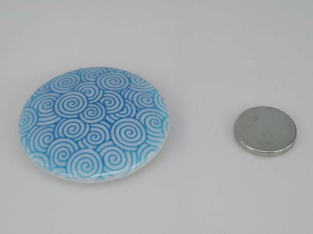 Porseleinen broche met magneetsluiting, Krullen