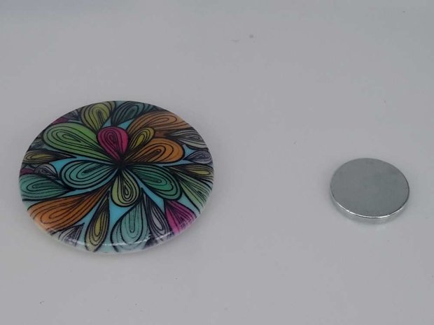 Porseleinen broche met magneetsluiting, Fantasiebloem