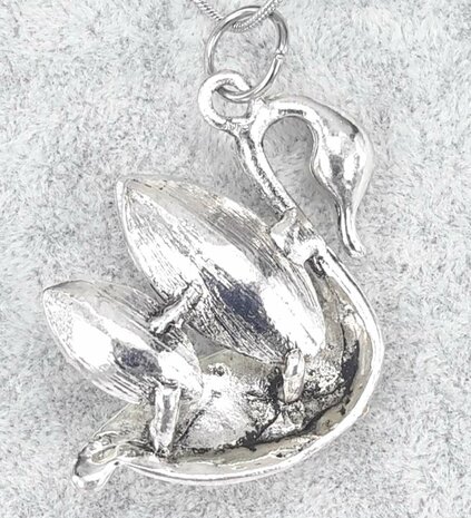 Swan, Flügel facettiertes Glas, Körper Strass