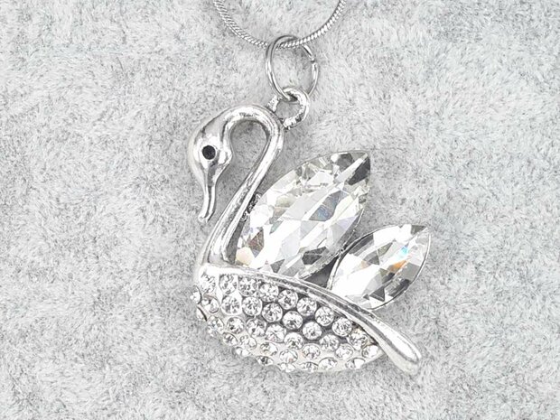 Swan, Flügel facettiertes Glas, Körper Strass