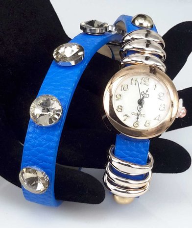 Armbandhorloge, PU leren wrap (2), rosékleur, 6 ringetjes, 5 wit kristal, 4 kleuren