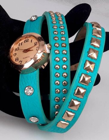 Armbandhorloge, PU leren wrap (3), 8 wit kristal. vierkante-, spijkerstuds, 4 kleur.