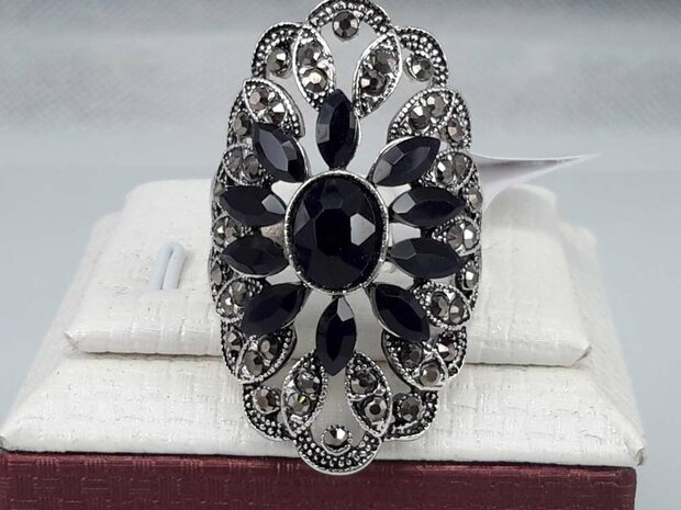 Mode-Ring mit ovalem Modell in schwarz Kristall. Box 50 Stücke