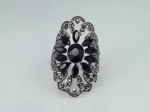 Mode-Ring mit ovalem Modell in schwarz Kristall. Box 50 Stücke
