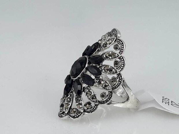 Fashion ring met ovaal model in zwart kristal. doos 50 stuks