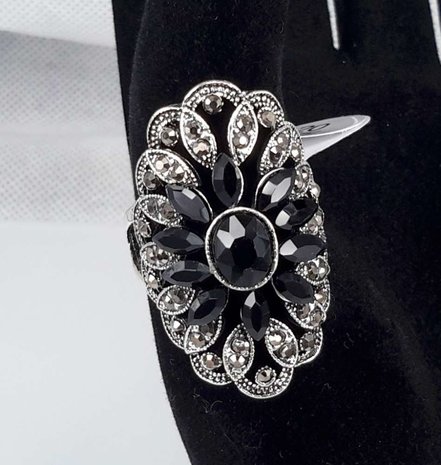 Zilverkleurig antiek look ovaal ring. met bloem motief 1 doos bevat 2 kleur ring van50 stuks.
