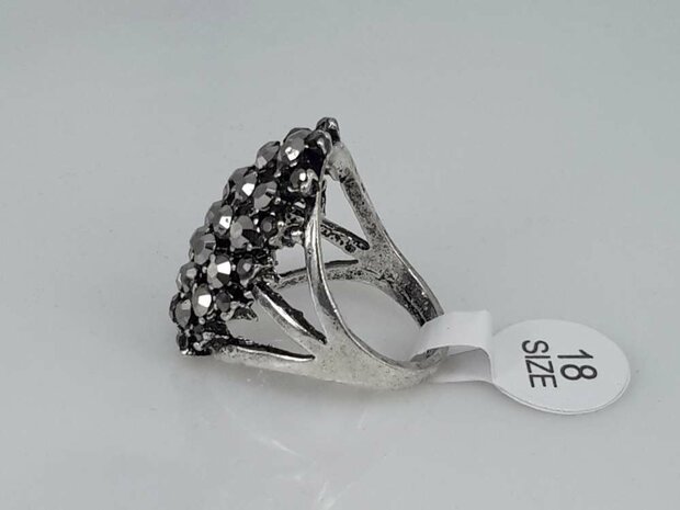 Zilverkleurig ring met facet geslepen kristal in kleur antraciet.