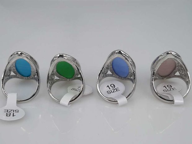 Zilverkleurig kattenoog ring, doos bevat 6 kleur ring.