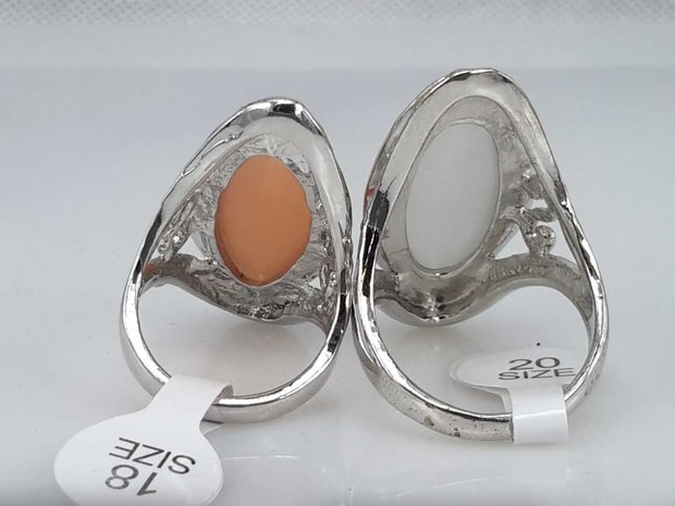 Zilverkleurig kattenoog ring, doos bevat 6 kleur ring.