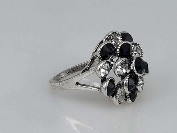 Zilverkleurig rozet ring met wit en zwart kristal.