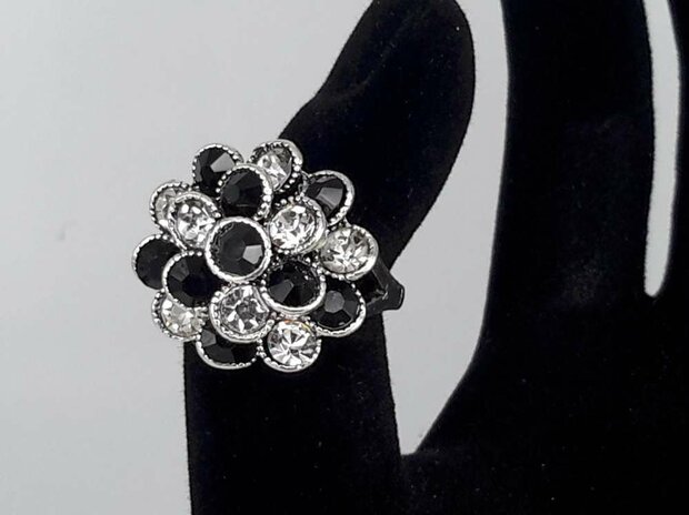 Silberfarbe Rosette Ring mit weißen und schwarzen Kristall.