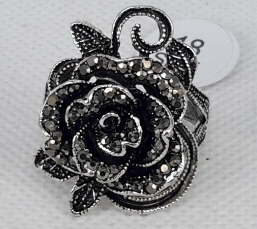 Antike schwarze Farbe Ring in Form wie eine Rose mit den Zweigen mit vielen feinen Kristall.