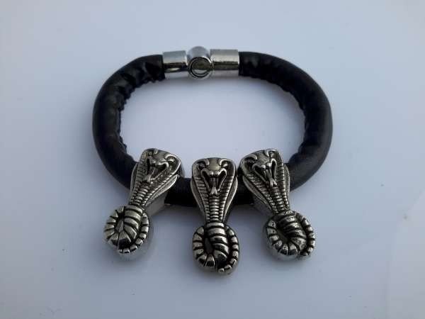 PU leren armband, rond, 3 cobra hangertjes, zwart