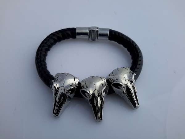 PU leren armband, rond, 3 metalen buffelschedel hangertjes, zwart