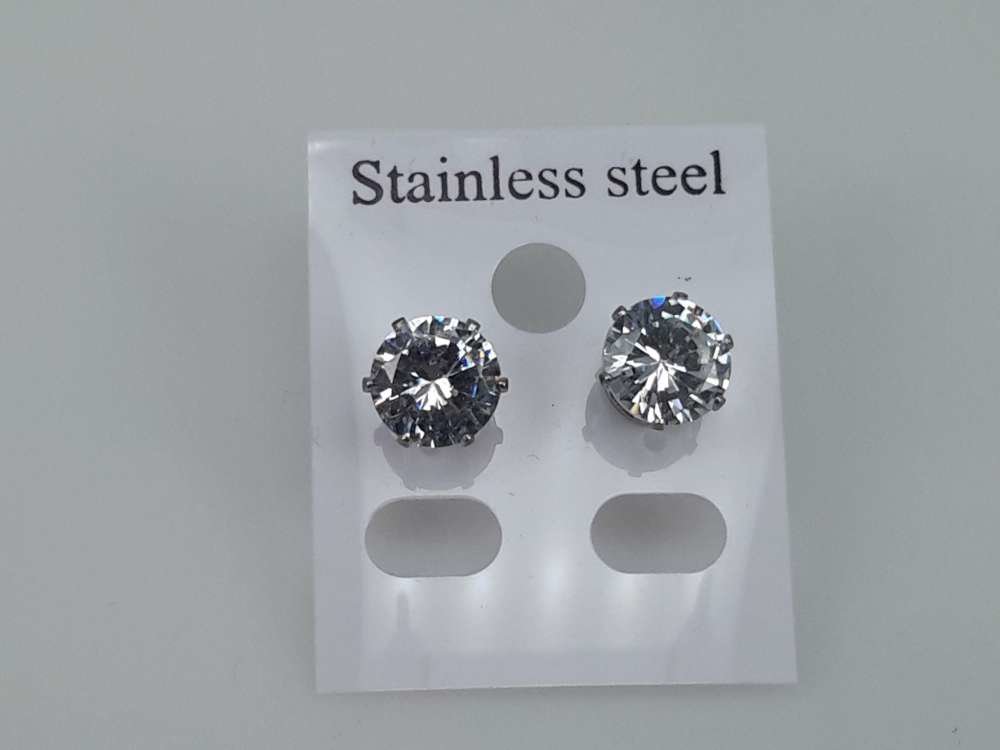 Edelstahl Ohrstecker mit 7 mm Kristall.