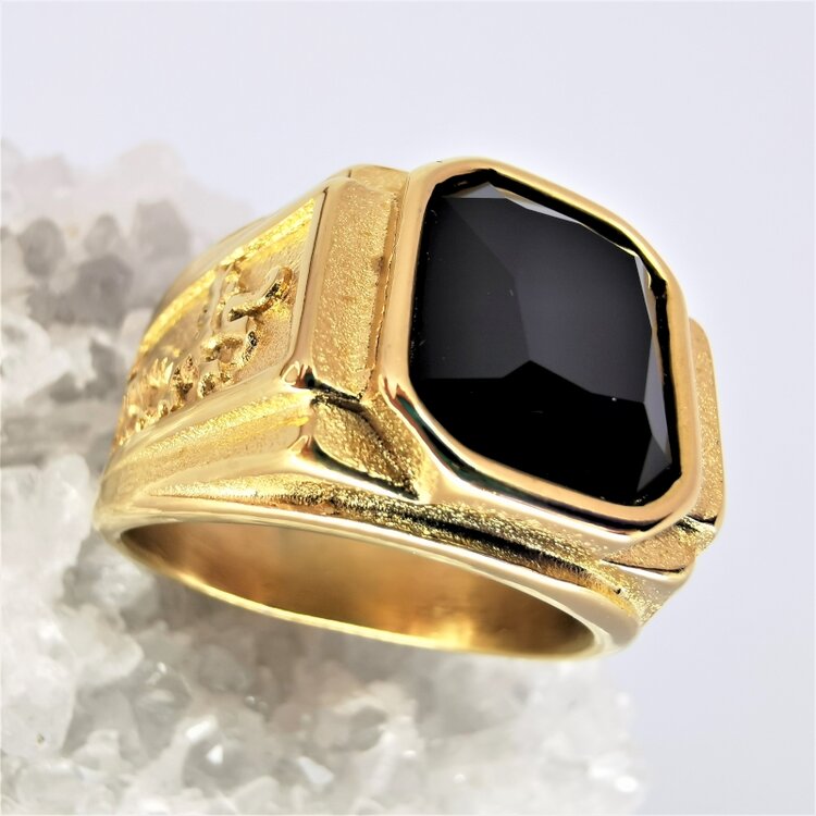 Goudkleur edelstaal zegelring met zwart edelsteen