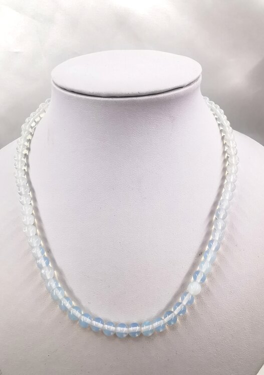 Halskette Opal 6 mm Perlen mit Edelstahlverschluss.