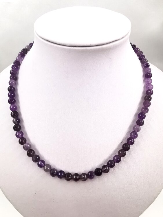 Halskette Amethyst 6 mm Perlen mit Edelstahlverschluss.