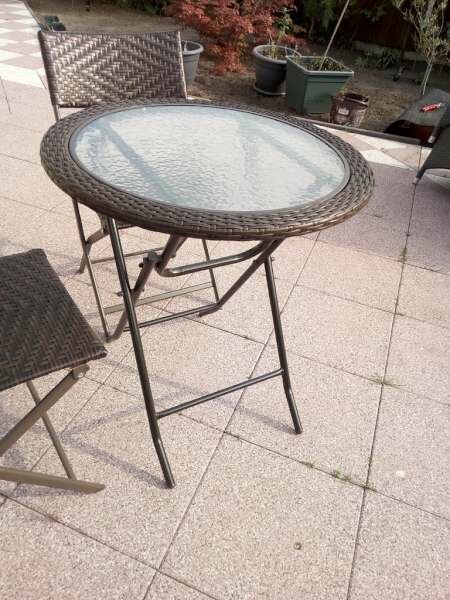 Braunes Polyrattan-Garten-/Balkon-Set; Klappstühle & runde Tisch, Platte aus gehärtetem Glas