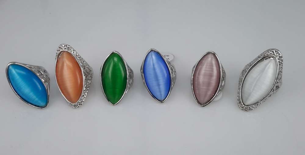 Zilverkleurig kattenoog ring, doos bevat 6 kleur ring.