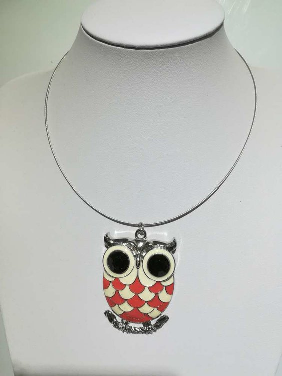 Hanger: metaal, uil met wit-roze buik, grote zwarte ogen