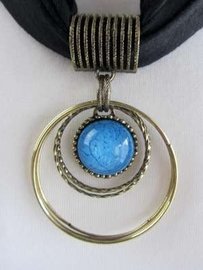 Anhänger: Messingringe, blauer 'Venen des Lebens' Harzstein