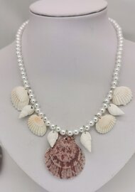 Elegante Kunstperle mit breiter Muschelhalskette. L45 + 5cm