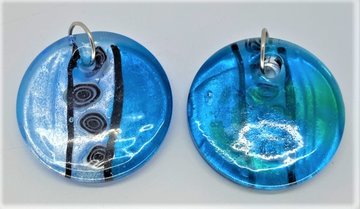 Hanger: ronde blauwe murano met zwart en witte accenten