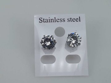 Edelstahl Ohrstecker mit 7 mm Kristall.