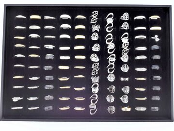 Display zwart velours met pvc deksel voor 100 ringen