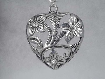 Hanger: metaal, hart met 3 bloemen en strass