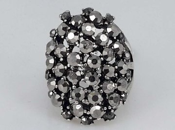 Zilverkleurig ring met facet geslepen kristal in kleur antraciet.