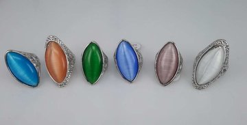 Zilverkleurig kattenoog ring, doos bevat 6 kleur ring.