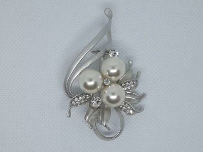 Broche sierlijke bloem, witte Parels, strass