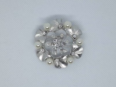 Brosche runde Blumengirlande, weisse Perlen, strass