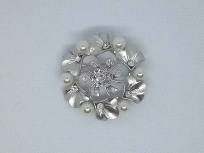 Broche ronde bloemslinger, witte Parels, strass