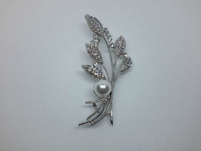 Broche, helm-draad & -knop, witte parel, strass