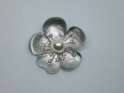 Broche bloem, witte Parel, 5 blad