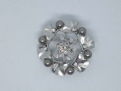 Brosche runde Blumengirlande, anthrazit Perlen, strass