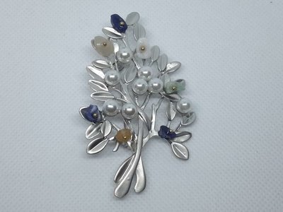 Broche tak, witte Parel, gekleurde edelsteen op blad.