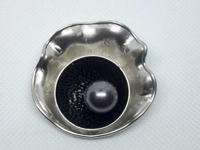 Brosche Muschel, anthrazit Perle in schwarze Schüssel