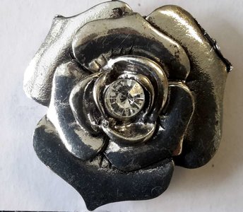 Magneet Broche, roos motief met middenin zirkonia, metaal