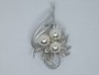 Broche sierlijke bloem, witte Parels, strass_